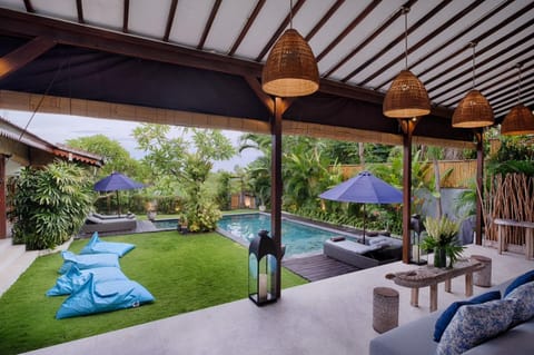 Patio, Day, Garden, Swimming pool