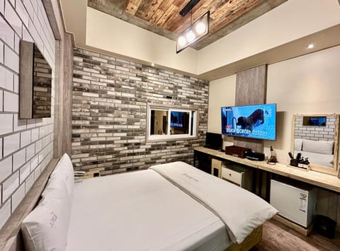 Bed, TV and multimedia, Bedroom
