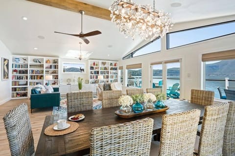 Smiling Otter Retreat! Waterfront/pool/spa/games! House in Clear Lake