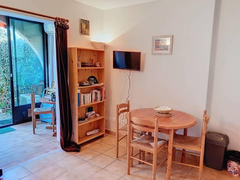 T2 rénové climatisé avec jardinet à 400m des plages - FR-1-610-97 Apartment in Bormes-les-Mimosas