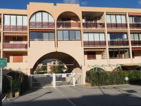 T2 rénové climatisé avec jardinet à 400m des plages - FR-1-610-97 Apartment in Bormes-les-Mimosas