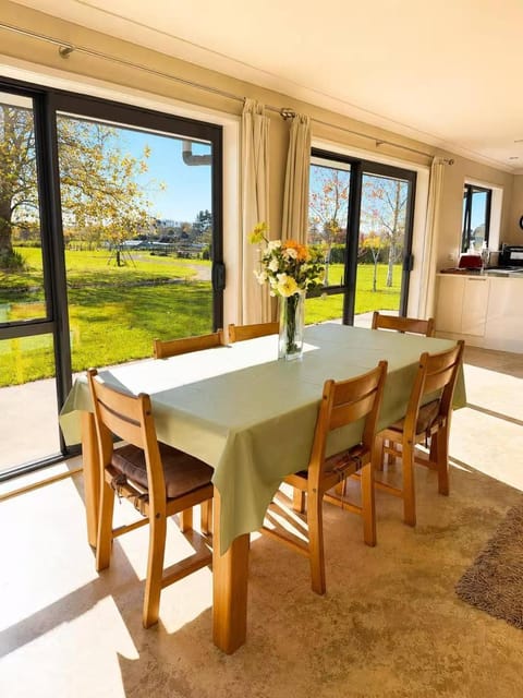 Day, Garden, Living room, Seating area, Dining area, Garden view