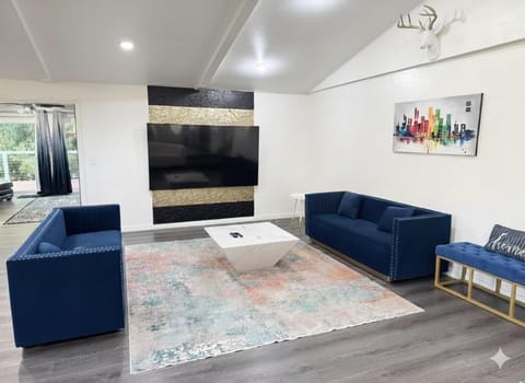 Modern LakeHouse Sleeps 20 Hot Tub/Games/Fire Pit House in Sierra Nevada