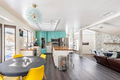 Modern LakeHouse Sleeps 20 Hot Tub/Games/Fire Pit House in Sierra Nevada