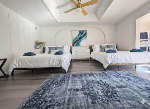 Modern LakeHouse Sleeps 20 Hot Tub/Games/Fire Pit House in Sierra Nevada