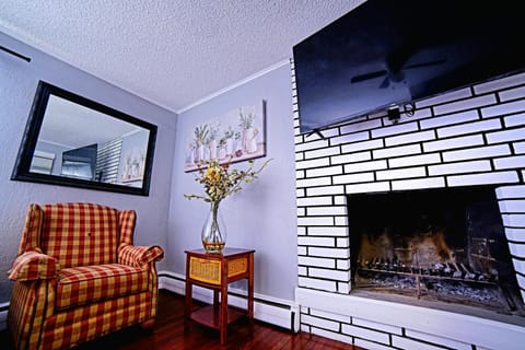 TV and multimedia, Living room, Seating area, Evening entertainment