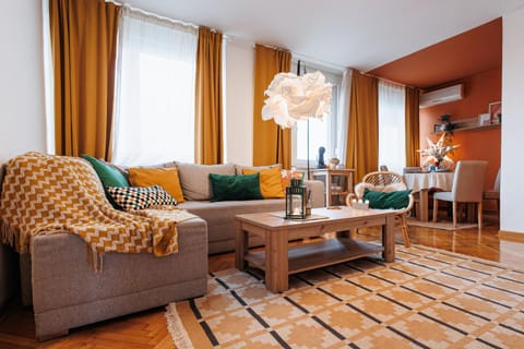 TV and multimedia, Living room, Seating area, air conditioner