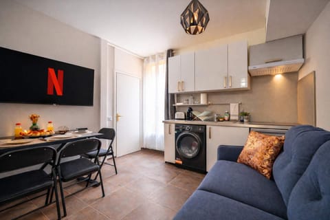 Kitchen or kitchenette, Living room, Seating area, Dining area, stove