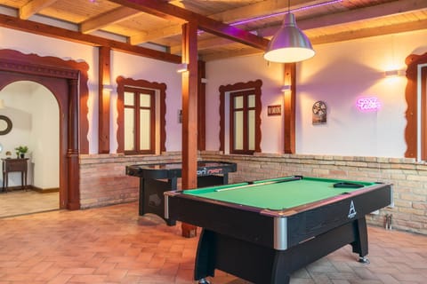 Billiard, Game Room