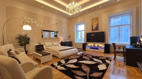 Communal lounge/ TV room, TV and multimedia, Living room, Seating area, Evening entertainment