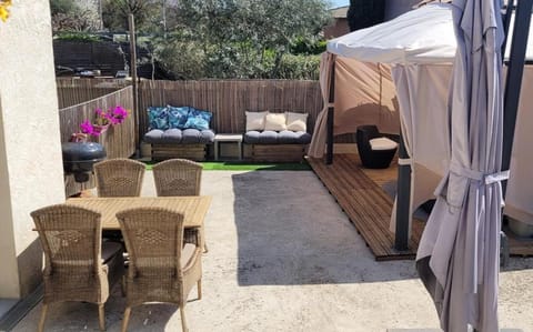 Patio, Dining area