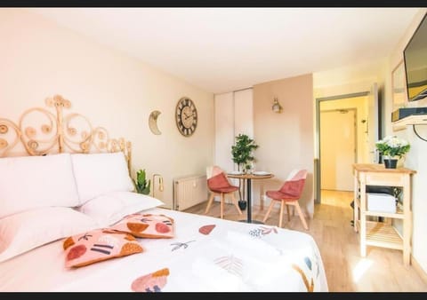 Property building, Bed, TV and multimedia, View (from property/room), Kitchen or kitchenette, Living room, Photo of the whole room, Seating area, Dining area, Bedroom, internet, towels