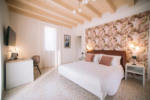 Bed, TV and multimedia, Photo of the whole room, Bedroom, hair dresser