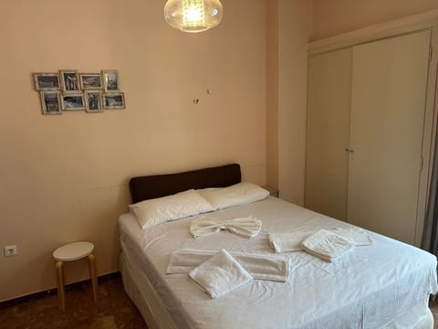 Photo of the whole room, Bedroom, wardrobe