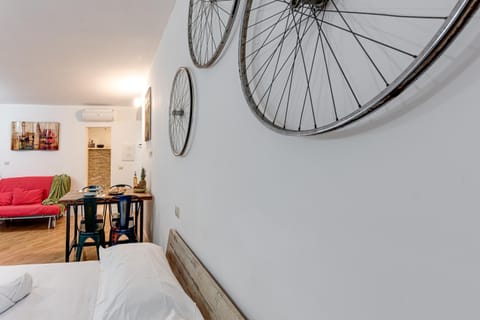 Bed, Living room, Photo of the whole room, Seating area, Dining area, Bedroom