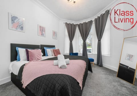 Bed, Decorative detail, Bedroom, Guests, group of guests, cot, Family