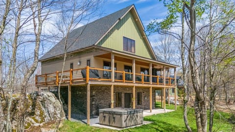 Property building, Hot Tub, Balcony/Terrace, Garden view