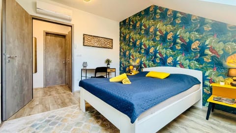 Bed, Photo of the whole room, air conditioner