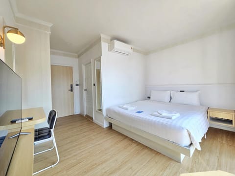 Bed, TV and multimedia, Photo of the whole room, Bedroom, wardrobe, air conditioner
