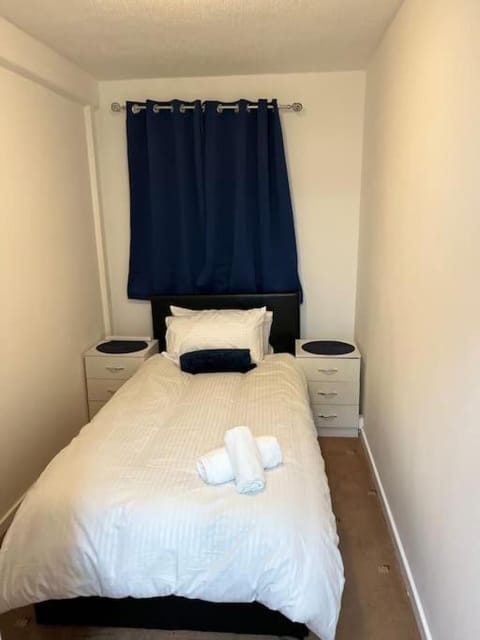 Bed, Photo of the whole room, Bedroom, towels