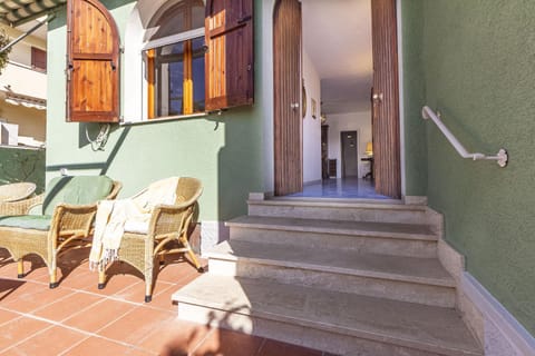 Facade/entrance, Day