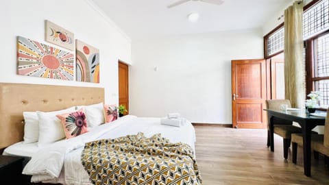 Bed, Photo of the whole room, Bedroom, fireplace, towels