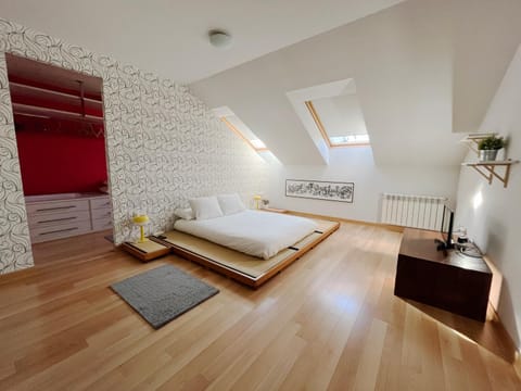 Bed, TV and multimedia, internet