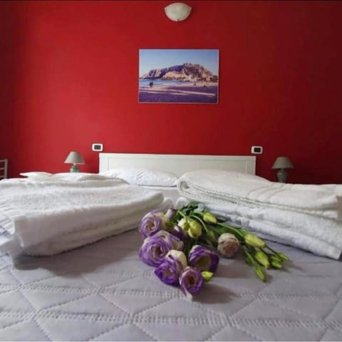 Bed, Bedroom, towels