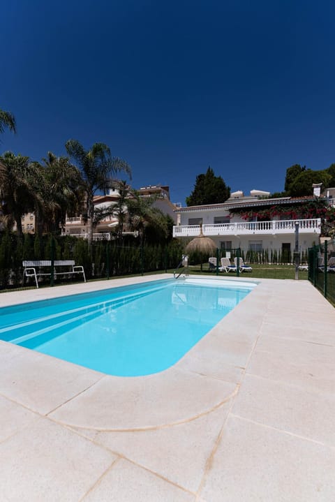 Property building, Day, Pool view, Swimming pool, sunbed