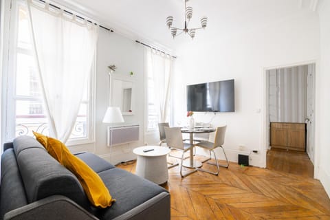 Communal lounge/ TV room, TV and multimedia, Living room, Seating area, Dining area