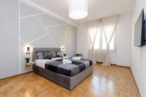 Bed, TV and multimedia, Photo of the whole room, Bedroom