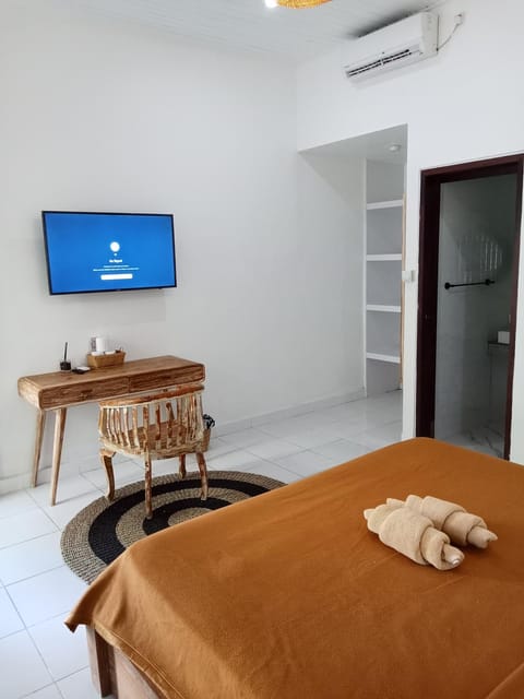 Bed, TV and multimedia, Seating area, Bedroom, towels, air conditioner