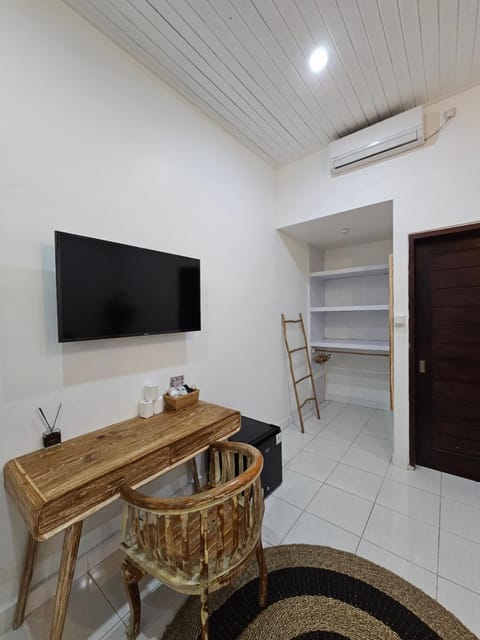 Communal lounge/ TV room, TV and multimedia, Seating area, air conditioner