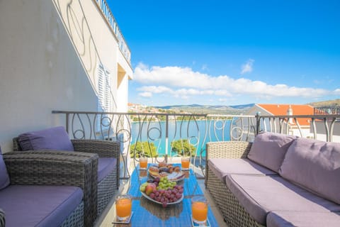 Property building, Balcony/Terrace, Seating area, Sea view