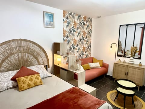 Bed, Living room, Photo of the whole room, Seating area, Bedroom