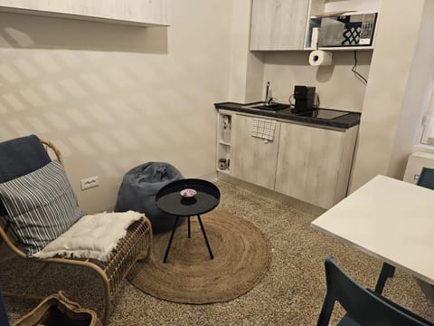 Kitchen or kitchenette, Seating area
