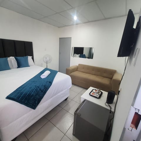 Communal lounge/ TV room, TV and multimedia, Coffee/tea facilities, Photo of the whole room, Bedroom