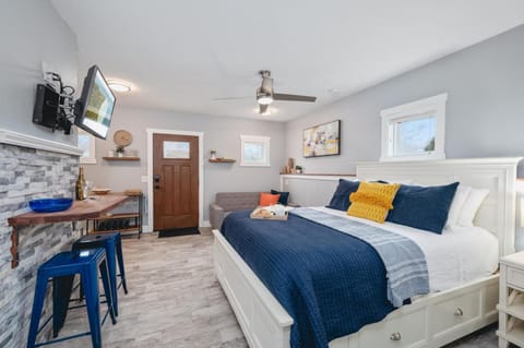 Bed, TV and multimedia, Bedroom, fireplace, hair dresser