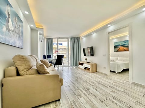 Bed, TV and multimedia, Living room, Dining area, Bedroom, air conditioner