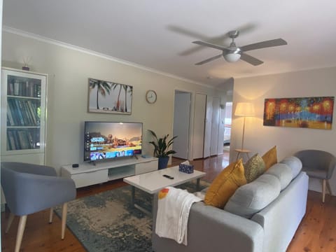 Communal lounge/ TV room, Communal lounge/ TV room, Living room, Seating area, Evening entertainment, fireplace