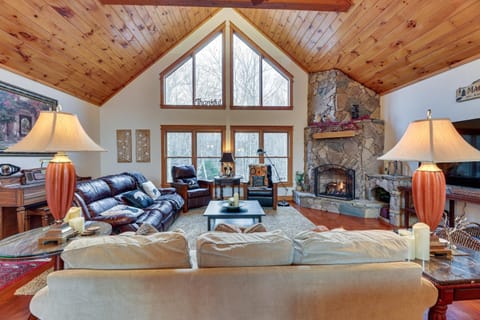 Cabin with Hot Tub and WiFi 4 Mi to Snowshoe Resort Cabin in Shenandoah Valley