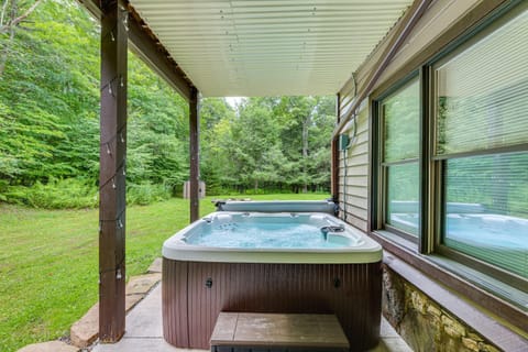 Cabin with Hot Tub and WiFi 4 Mi to Snowshoe Resort Cabin in Shenandoah Valley