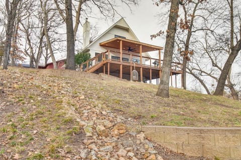 Deck and Kayaks Grand Lake of the Cherokees Home House in Ozark Mountains