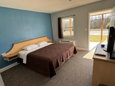Bed, TV and multimedia, Photo of the whole room, hair dresser