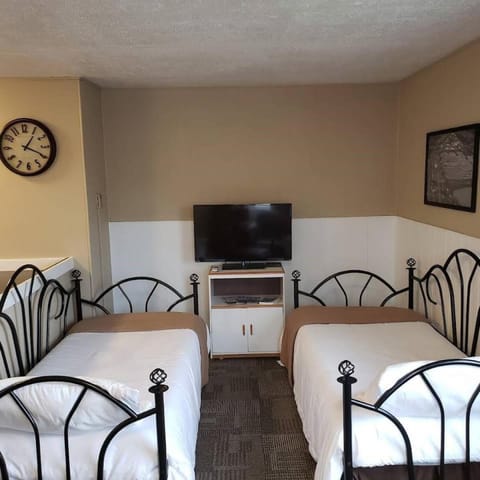 Bed, TV and multimedia, Living room, Seating area, Bedroom