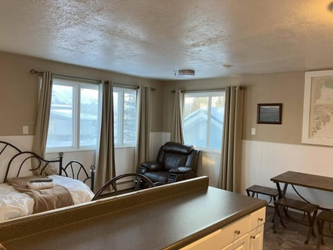 TV and multimedia, Living room, Photo of the whole room, Seating area, Bedroom