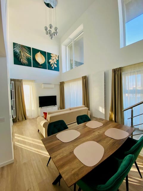 TV and multimedia, Living room, Photo of the whole room, Seating area, Dining area