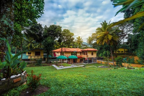 Property building, Natural landscape, Garden, Garden view, Parking