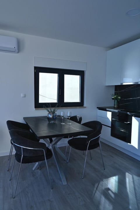 Kitchen or kitchenette, Seating area, Dining area, air conditioner