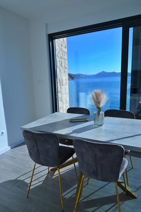 Seating area, Dining area, Sea view